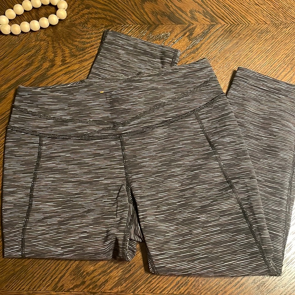 3/$12 Lucy l Cropped Black & Gray Everyday Yoga workout Leggings size Small